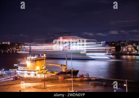 Göteborg, Schweden - 28. november 2021: Langzeitfoto einer Stela Line-Fähre, die Göteborg nachts verlässt. Stockfoto