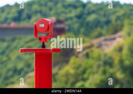 Kristiansand, Norwegen - 1. August 2021: Leica GPR113 kreisförmiges Prisma beim Brückenbau. Stockfoto