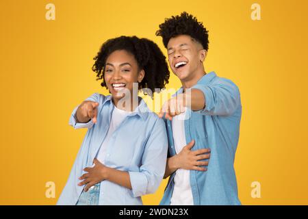 Eine junge Frau und ein junger Mann lachen herzhaft Stockfoto