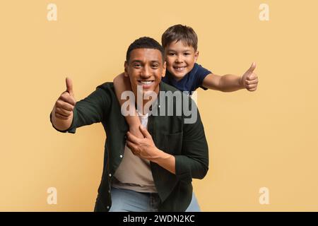 Glücklicher schwarzer Mann, viel Spaß mit seinem süßen Sohn Stockfoto