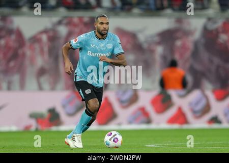 Jonathan Tah von Bayer Leverkusen wurde während des Fußballspiels der Bundesliga 2023/24 zwischen RB Leipzig und Bayer Leverkusen in der Red Bul Arena Leipzig im Einsatz gesehen. Endergebnis; RB Leipzig 2:3 Bayer Leverkusen. Stockfoto