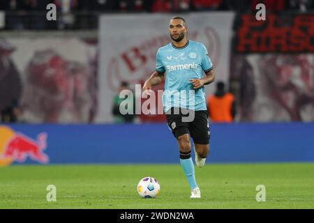 Jonathan Tah von Bayer Leverkusen wurde während des Fußballspiels der Bundesliga 2023/24 zwischen RB Leipzig und Bayer Leverkusen in der Red Bul Arena Leipzig im Einsatz gesehen. Endergebnis; RB Leipzig 2:3 Bayer Leverkusen. Stockfoto