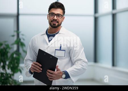 Erfahrener Arzt mit einem Ordner in den Händen Stockfoto