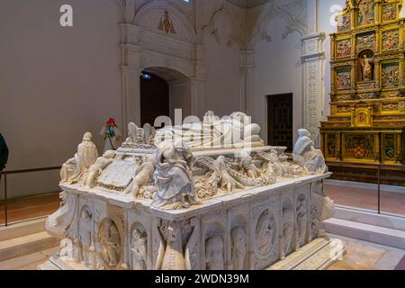 ALCALASPAIN-Dezember, 6. 2021 das Grab von Kardinal Cisneros in der Kapelle von San Ildefonso in der Universität von Alcala ist das Grab seines Gründers Stockfoto