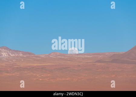 Luna llena en el desierto de Atacama Stockfoto