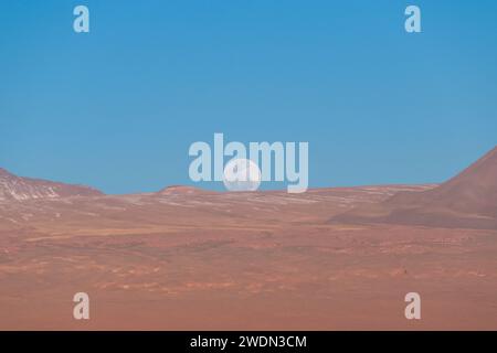 Luna llena en el desierto de Atacama Stockfoto