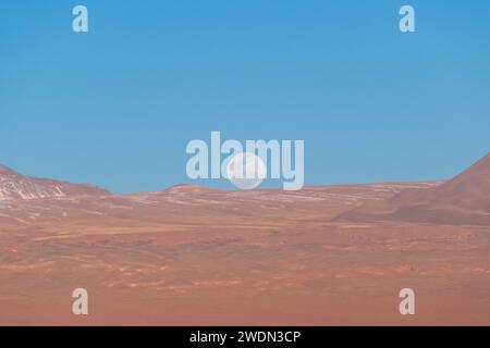 Luna llena en el desierto de Atacama Stockfoto