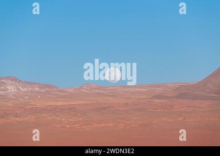 Luna llena en el desierto de Atacama Stockfoto