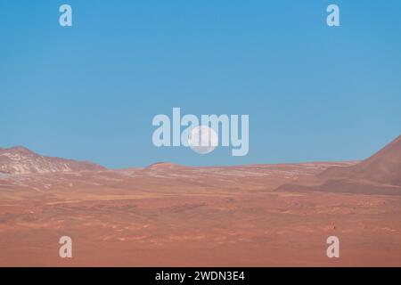 Luna llena en el desierto de Atacama Stockfoto