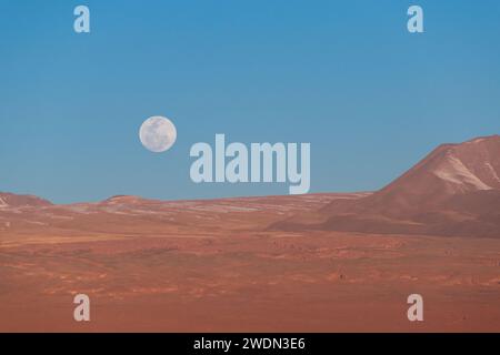 Luna llena en el desierto de Atacama Stockfoto