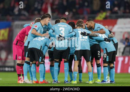 Leipzig, Deutschland. Januar 2024. Die Mannschaft von Bayer Leverkusen wurde während des Fußballspiels der Bundesliga 2023/24 zwischen RB Leipzig und Bayer Leverkusen in der Red Bul Arena Leipzig gesehen. Endergebnis; RB Leipzig 2:3 Bayer Leverkusen. (Foto: Grzegorz Wajda/SOPA Images/SIPA USA) Credit: SIPA USA/Alamy Live News Stockfoto