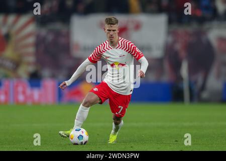 Leipzig, Deutschland. Januar 2024. Daniel Olmo Carvajal vom RB Leipzig wurde beim Fußballspiel der Bundesliga 2023/24 zwischen RB Leipzig und Bayer Leverkusen in der Red Bul Arena Leipzig im Einsatz gesehen. Endergebnis; RB Leipzig 2:3 Bayer Leverkusen. (Foto: Grzegorz Wajda/SOPA Images/SIPA USA) Credit: SIPA USA/Alamy Live News Stockfoto