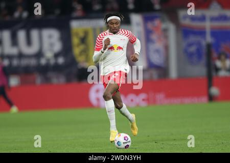 Leipzig, Deutschland. Januar 2024. Mohamed Simakan vom RB Leipzig wurde beim Fußball-Bundesliga-Spiel 2023/24 zwischen RB Leipzig und Bayer Leverkusen in der Red Bul Arena Leipzig im Einsatz gesehen. Endergebnis; RB Leipzig 2:3 Bayer Leverkusen. (Foto: Grzegorz Wajda/SOPA Images/SIPA USA) Credit: SIPA USA/Alamy Live News Stockfoto