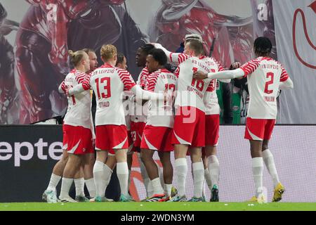 Leipzig, Deutschland. Januar 2024. Die Spieler des RB Leipzig feiern nach einem Tor beim Fußball-Bundesliga 2023/24 zwischen RB Leipzig und Bayer Leverkusen in der Red Bul Arena Leipzig. Endergebnis; RB Leipzig 2:3 Bayer Leverkusen. (Foto: Grzegorz Wajda/SOPA Images/SIPA USA) Credit: SIPA USA/Alamy Live News Stockfoto