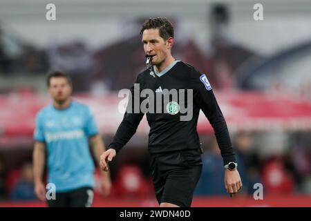 Leipzig, Deutschland. Januar 2024. Schiedsrichter Matthias Jollenbeck aus Deutschland war beim Fußballspiel der Bundesliga 2023/24 zwischen RB Leipzig und Bayer Leverkusen in der Red Bul Arena Leipzig im Einsatz. Endergebnis; RB Leipzig 2:3 Bayer Leverkusen. (Foto: Grzegorz Wajda/SOPA Images/SIPA USA) Credit: SIPA USA/Alamy Live News Stockfoto