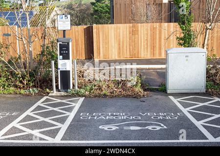 Fowey, Cornwall, England, November 2023, eine Ladestation für Elektrofahrzeuge ist verfügbar. Stockfoto