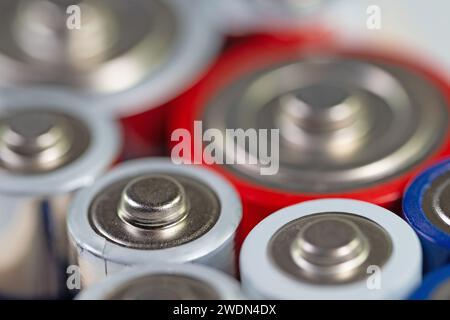 Batterien und Akkumulatoren in Nahaufnahme Stockfoto