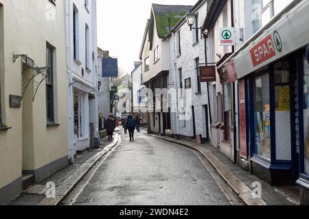 Fowey, Cornwall, England, 27. November 2023, Leute, die auf der Straße laufen Stockfoto
