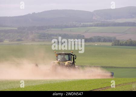 Staubwolken nach einem Claas-Traktor mit Dalbo-Rollen auf Aberdeenshire im Frühjahr Stockfoto
