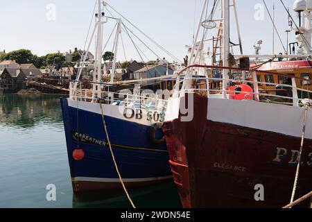 Die Fischerboote „Mareather“ und „Elegance“ im Hafen von Mallaig sind am Pier in Sunshine befestigt Stockfoto