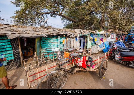 Ein Dreirad, das außerhalb des Slums in der Strand Bank Road, Kalkutta, Westbengalen, Indien, geparkt wurde Stockfoto