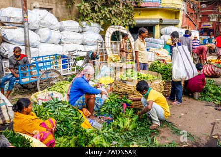 Ein informeller Gemüsemarkt am Straßenrand steht und Verkäufer in der Strand Bank Road, Kalkutta, Westbengalen, Indien Stockfoto