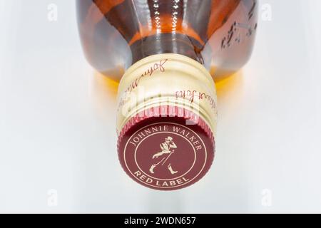 Kiew, Ukraine - 16. Juli 2022: Johnnie Walker Red Label Blended Scotch Whisky Flaschennaht. Es ist die am weitesten verbreitete Marke von Blended Scotch Stockfoto