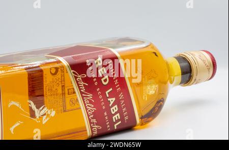 Kiew, Ukraine - 16. Juli 2022: Johnnie Walker Red Label Blended Scotch Whisky Flaschennaht. Es ist die am weitesten verbreitete Marke von Blended Scotch Stockfoto