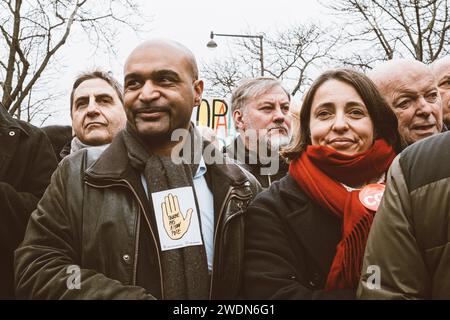 Paris, Frankreich. Januar 2024. Olivier Donnars/Le Pictorium - Demonstration gegen das Einwanderungsgesetz - 21/01/2024 - France/Ile-de-France (Region)/Paris - Dominique Sopo (l.), Präsident von SOS Racisme, und Sophie Binet (R.), Generalsekretärin der CGT, bei der Demonstration in Paris gegen die Verkündung des "Asyl- und Einwanderungsgesetzes", vier Tage vor der langersehnten Entscheidung des französischen Verfassungsrates über den Text. Quelle: LE PICTORIUM/Alamy Live News Stockfoto