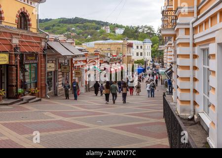 Kislowodsk, Russland - 9. Mai 2023: Karl Marx Straßenaufnahme an einem bewölkten Tag. Gewöhnliche Leute gehen die Straße Stockfoto