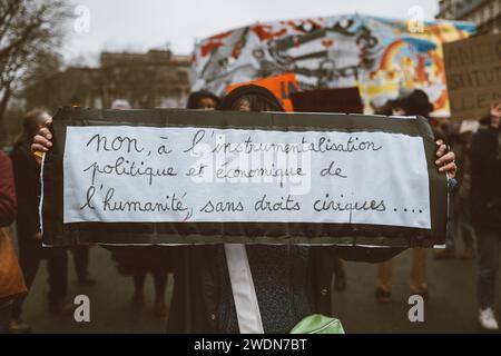 Paris, Frankreich. Januar 2024. © Olivier Donnars/Le Pictorium/MAXPPP - Paris 21/01/2024 Manifestation a Paris contre la Promulgation de la loi « asile et Immigration », quatre jours avant la Decision tres attendue du Conseil constitutionnel sur ce texte. Quelle: MAXPPP/Alamy Live News Stockfoto