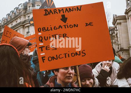 Paris, Frankreich. Januar 2024. © Olivier Donnars/Le Pictorium/MAXPPP - Paris 21/01/2024 Manifestation a Paris contre la Promulgation de la loi « asile et Immigration », quatre jours avant la Decision tres attendue du Conseil constitutionnel sur ce texte. Quelle: MAXPPP/Alamy Live News Stockfoto