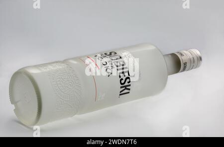 Kiew, Ukraine - 05. August 2022: Sobieski Platinum Wodka Flasche Großansicht vor weißem Hintergrund. Sobieski ist eine polnische Marke für Wodka aus Roggen, Stockfoto