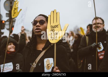 Paris, Frankreich. Januar 2024. © Olivier Donnars/Le Pictorium/MAXPPP - Paris 21/01/2024 Manifestation a Paris contre la Promulgation de la loi « asile et Immigration », quatre jours avant la Decision tres attendue du Conseil constitutionnel sur ce texte. Quelle: MAXPPP/Alamy Live News Stockfoto