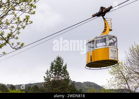 Kislowodsk, Russland - 9. Mai 2023: Gelbe Kabine einer Standseilbahn, Nationalpark Kislowodsk Stockfoto