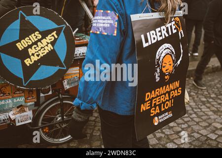 Paris, Frankreich. Januar 2024. © Olivier Donnars/Le Pictorium/MAXPPP - Paris 21/01/2024 Manifestation a Paris contre la Promulgation de la loi « asile et Immigration », quatre jours avant la Decision tres attendue du Conseil constitutionnel sur ce texte. Quelle: MAXPPP/Alamy Live News Stockfoto