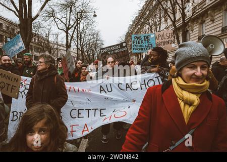 Paris, Frankreich. Januar 2024. © Olivier Donnars/Le Pictorium/MAXPPP - Paris 21/01/2024 Manifestation a Paris contre la Promulgation de la loi « asile et Immigration », quatre jours avant la Decision tres attendue du Conseil constitutionnel sur ce texte. Quelle: MAXPPP/Alamy Live News Stockfoto