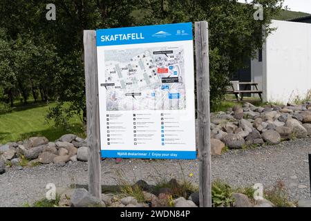 Skaftafell, Island - 7. Juli 2023: Karte und Informationsschild zu Attraktionen im Skaftafell-Nationalpark Stockfoto