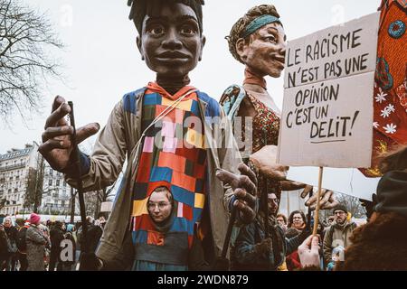 Paris, Frankreich. Januar 2024. © Olivier Donnars/Le Pictorium/MAXPPP - Paris 21/01/2024 Manifestation a Paris contre la Promulgation de la loi « asile et Immigration », quatre jours avant la Decision tres attendue du Conseil constitutionnel sur ce texte. Quelle: MAXPPP/Alamy Live News Stockfoto