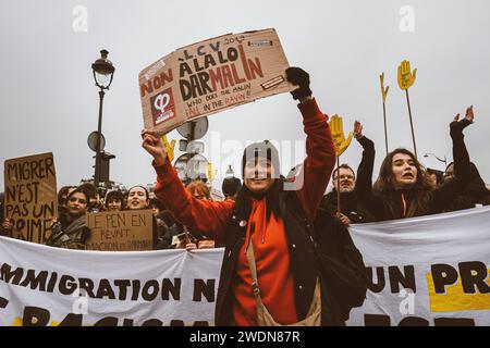 Paris, Frankreich. Januar 2024. © Olivier Donnars/Le Pictorium/MAXPPP - Paris 21/01/2024 Manifestation a Paris contre la Promulgation de la loi « asile et Immigration », quatre jours avant la Decision tres attendue du Conseil constitutionnel sur ce texte. Quelle: MAXPPP/Alamy Live News Stockfoto