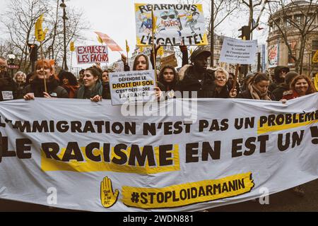 Paris, Frankreich. Januar 2024. © Olivier Donnars/Le Pictorium/MAXPPP - Paris 21/01/2024 Manifestation a Paris contre la Promulgation de la loi « asile et Immigration », quatre jours avant la Decision tres attendue du Conseil constitutionnel sur ce texte. Quelle: MAXPPP/Alamy Live News Stockfoto