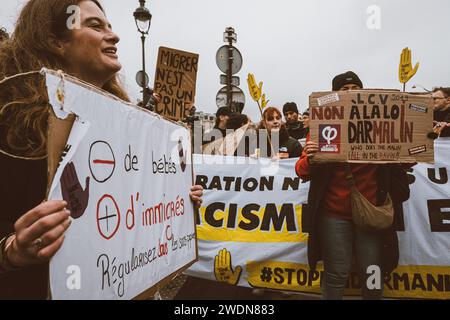 Paris, Frankreich. Januar 2024. © Olivier Donnars/Le Pictorium/MAXPPP - Paris 21/01/2024 Manifestation a Paris contre la Promulgation de la loi « asile et Immigration », quatre jours avant la Decision tres attendue du Conseil constitutionnel sur ce texte. Quelle: MAXPPP/Alamy Live News Stockfoto