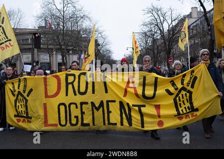 Paris, Frankreich. Januar 2024. © Olivier Donnars/Le Pictorium/MAXPPP - Paris 21/01/2024 Manifestation a Paris contre la Promulgation de la loi « asile et Immigration », quatre jours avant la Decision tres attendue du Conseil constitutionnel sur ce texte. Quelle: MAXPPP/Alamy Live News Stockfoto