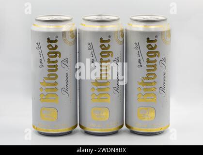 Kiew, Ukraine - 5. August 2022: Studio-Shooting von Dosen von Bitburger Premium Pils Bier-Nahaufnahme auf weiß. Stockfoto