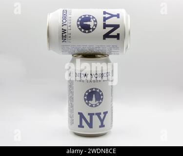 Kiew, Ukraine - 5. August 2022: Studio-Shooting von New Yorker Lagerbierdosen auf weiß. Stockfoto