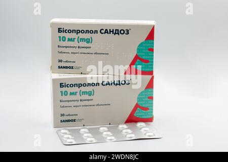 Kiew, Ukraine - 05. August 2022: Kisten und Streifen antihypertensive generische Tabletten von Bisoprololfumarat von Sandoz Closeup auf weiß. Sandoz ist ein Novart Stockfoto