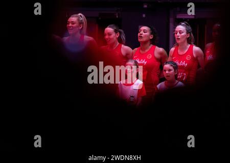 London, Großbritannien. Januar 2024. Imogen Allison (WD, C England) sang die Nationalhymne vor dem Spiel des Vitality Netball Nations Cup zwischen Vitality Roses (England) und Diamonds (Australien) in London. (Pedro Porru/SPP) Credit: SPP Sport Press Photo. /Alamy Live News Stockfoto