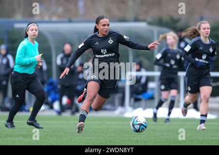 Hamburg, Deutschland. Januar 2024. v.li.: Lisa Baum (Hamburger SV, 11) am Ball, Einzelbild, Ganzkörper, Aktion, Action, Spielszene, 21.01.2024, Hamburg (Deutschland), Fussball, Testspiel Frauen, Hamburger SV - Holstein Kiel Credit: dpa/Alamy Live News Stockfoto