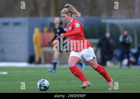 Hamburg, Deutschland. Januar 2024. v.li.: Sarah Begunk (Holstein Kiel, 10) am Ball, Einzelbild, Ganzkörper, Aktion, Action, Spielszene, 21.01.2024, Hamburg (Deutschland), Fussball, Testspiel Frauen, Hamburger SV - Holstein Kiel Credit: dpa/Alamy Live News Stockfoto