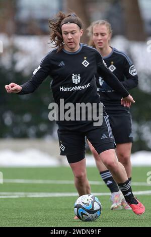 Hamburg, Deutschland. Januar 2024. v.li.: Larissa Mühlhaus (Hamburger SV, 7) am Ball, Einzelbild, Ganzkörper, Aktion, Action, Spielszene, 21.01.2024, Hamburg (Deutschland), Fussball, Testspiel Frauen, Hamburger SV - Holstein Kiel Credit: dpa/Alamy Live News Stockfoto